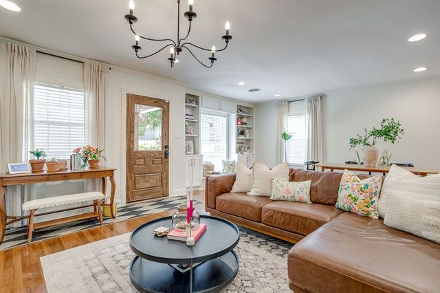 4924 Calmont Avenue, Fort Worth, TX 76107