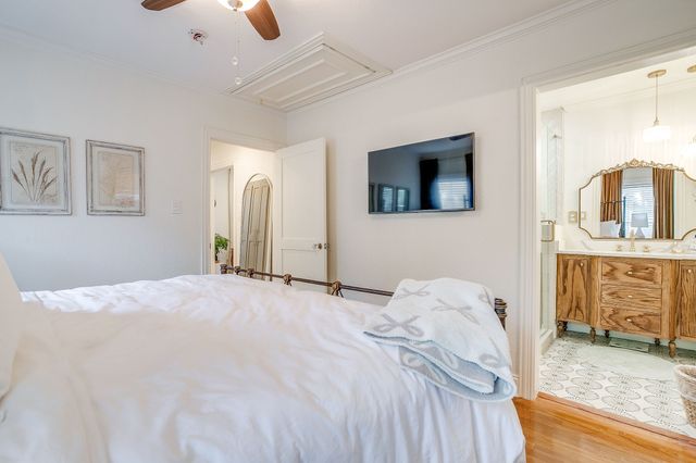 4924 Calmont Avenue, Fort Worth, TX 76107