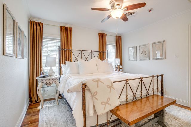 4924 Calmont Avenue, Fort Worth, TX 76107