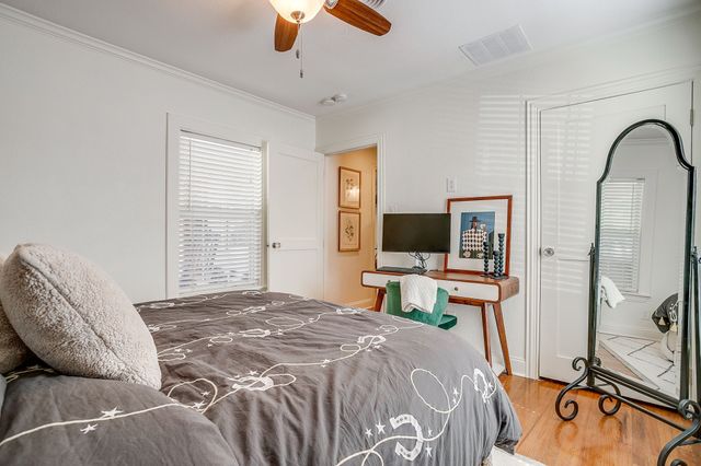 4924 Calmont Avenue, Fort Worth, TX 76107