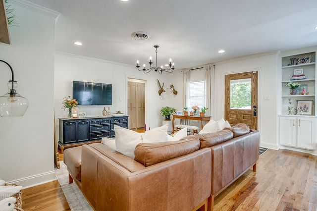 4924 Calmont Avenue, Fort Worth, TX 76107