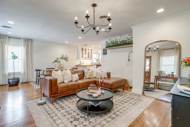 4924 Calmont Avenue, Fort Worth, TX 76107