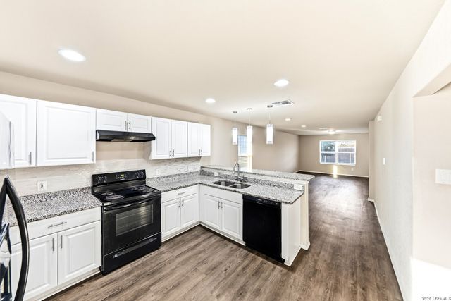 3011 Pacific Coast, Converse, TX 78109