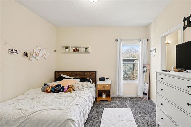 1207 E 15th Street, Kearney, MO 64060