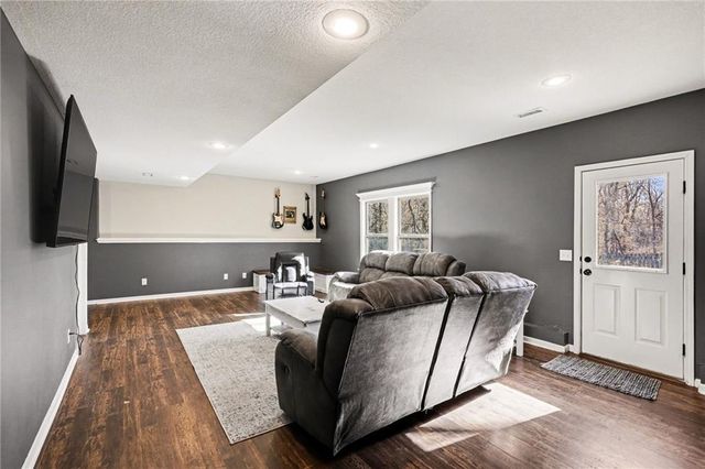 1207 E 15th Street, Kearney, MO 64060