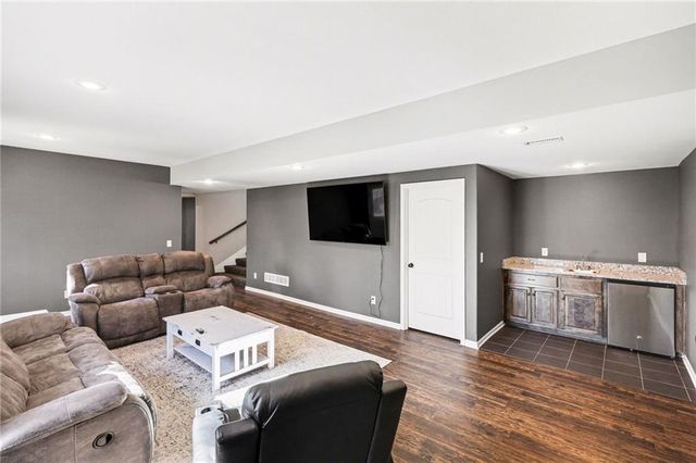 1207 E 15th Street, Kearney, MO 64060