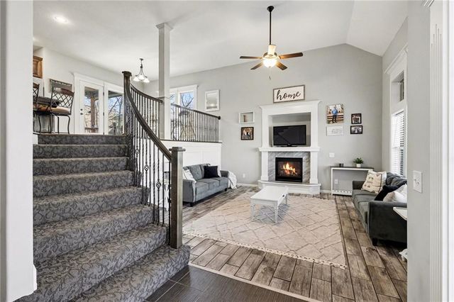 1207 E 15th Street, Kearney, MO 64060