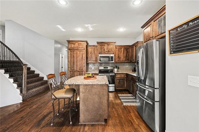 1207 E 15th Street, Kearney, MO 64060