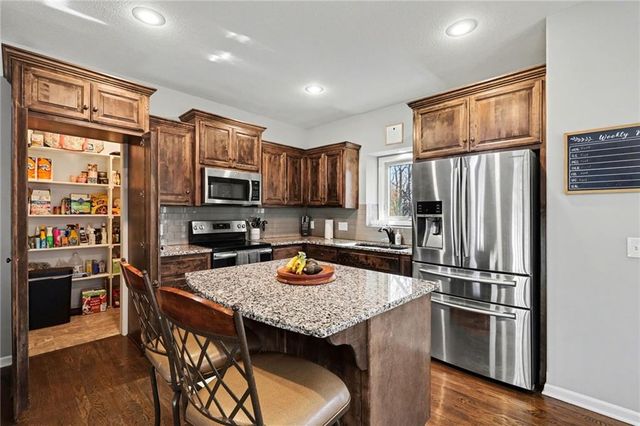 1207 E 15th Street, Kearney, MO 64060