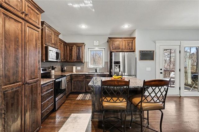 1207 E 15th Street, Kearney, MO 64060