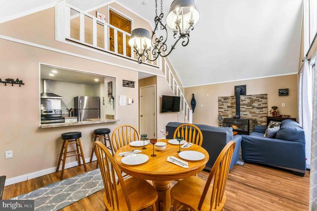 102 KING ARTHUR RD, Pocono Lake, PA 18347