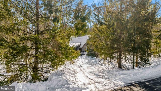 102 KING ARTHUR RD, Pocono Lake, PA 18347
