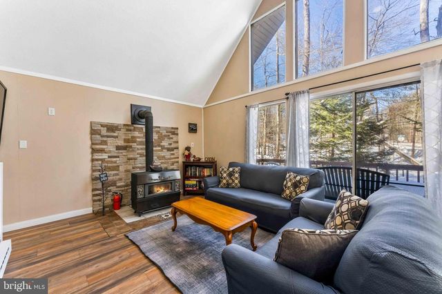 102 KING ARTHUR RD, Pocono Lake, PA 18347