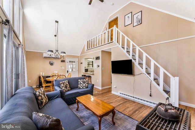 102 KING ARTHUR RD, Pocono Lake, PA 18347