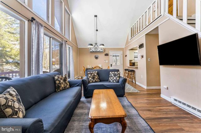 102 KING ARTHUR RD, Pocono Lake, PA 18347