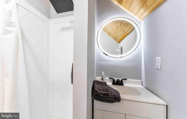 102 KING ARTHUR RD, Pocono Lake, PA 18347