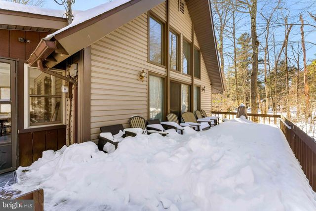 102 KING ARTHUR RD, Pocono Lake, PA 18347