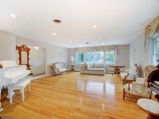 441 N 15Th St, Kenilworth Boro, NJ 07033