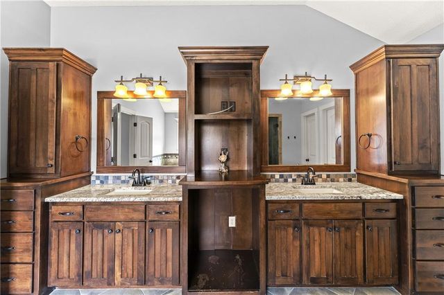 22414 W 58th Street, Shawnee, KS 66226