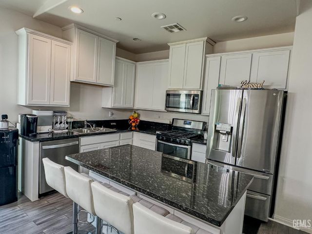 294 Shell Beach Ct, Delano, CA 93215