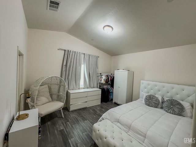 294 Shell Beach Ct, Delano, CA 93215