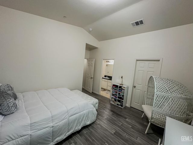 294 Shell Beach Ct, Delano, CA 93215