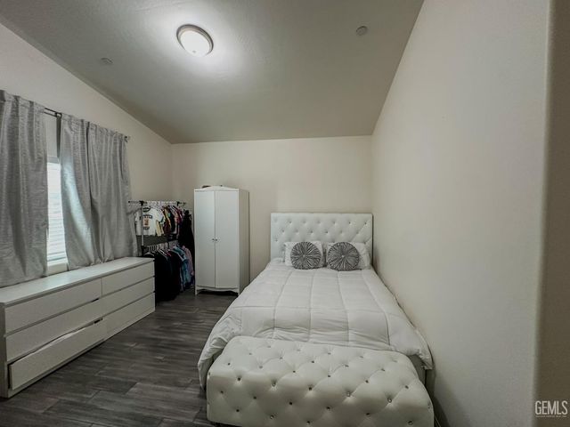 294 Shell Beach Ct, Delano, CA 93215