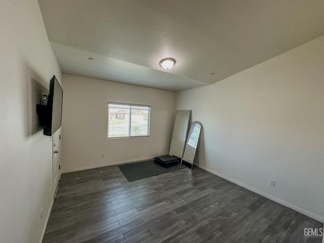 294 Shell Beach Ct, Delano, CA 93215