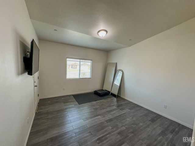 294 Shell Beach Ct, Delano, CA 93215