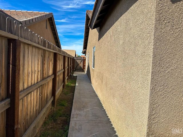 294 Shell Beach Ct, Delano, CA 93215