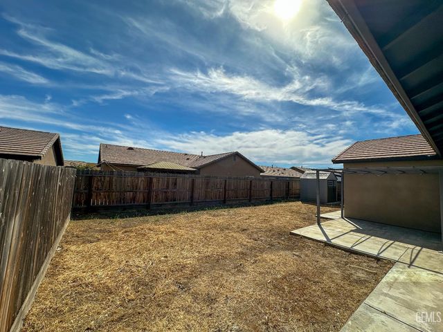 294 Shell Beach Ct, Delano, CA 93215