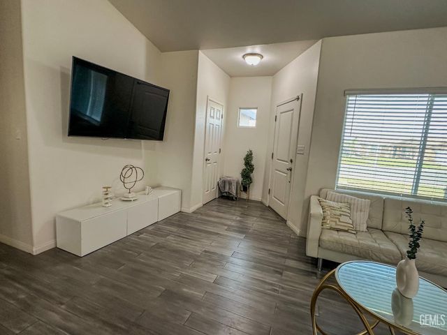 294 Shell Beach Ct, Delano, CA 93215