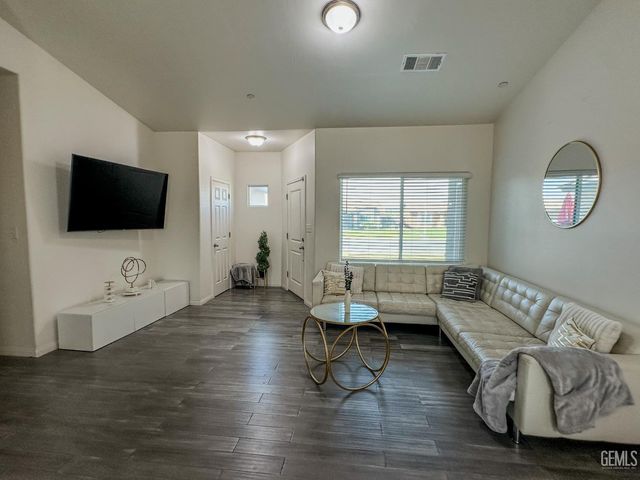 294 Shell Beach Ct, Delano, CA 93215