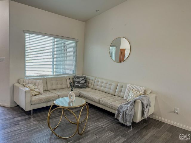 294 Shell Beach Ct, Delano, CA 93215