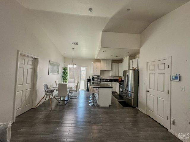 294 Shell Beach Ct, Delano, CA 93215