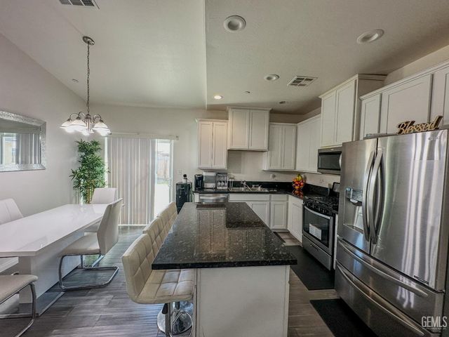 294 Shell Beach Ct, Delano, CA 93215