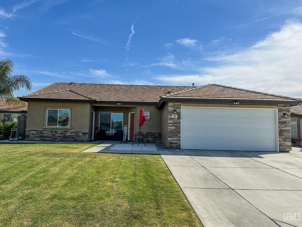 294 Shell Beach Ct, Delano, CA 93215