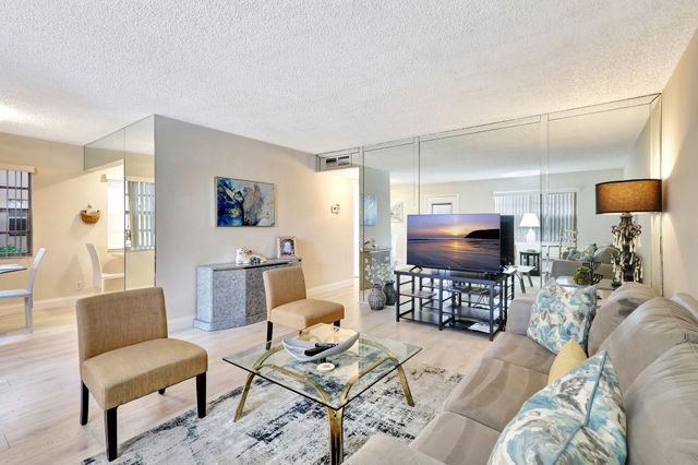 825 E Normandy R, Delray Beach, FL 33484