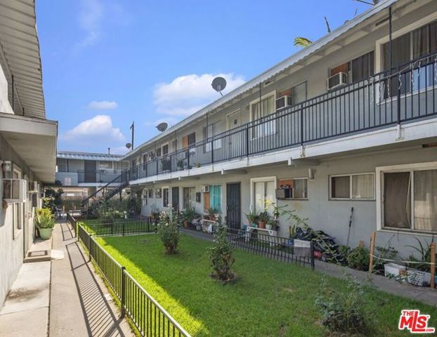 902 E 17th Street, Santa Ana, CA 92701