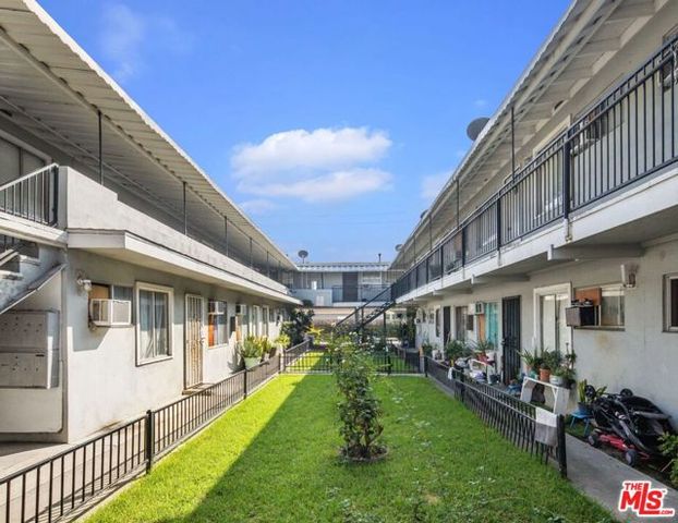 902 E 17th Street, Santa Ana, CA 92701