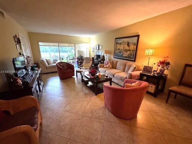 3100 N Palm Aire Dr 102, Pompano Beach, FL 33069