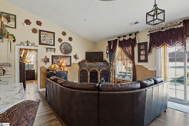 4 Greenbranch Way, Simpsonville, SC 29680