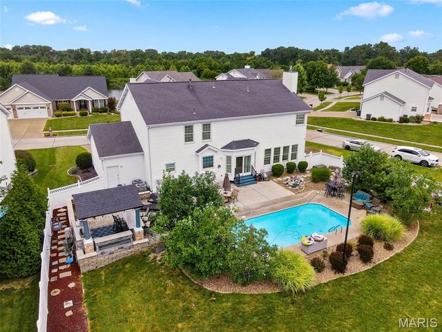 66 N Hillview Drive, St Peters, MO 63376