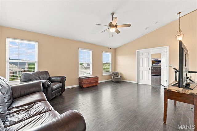 66 N Hillview Drive, St Peters, MO 63376