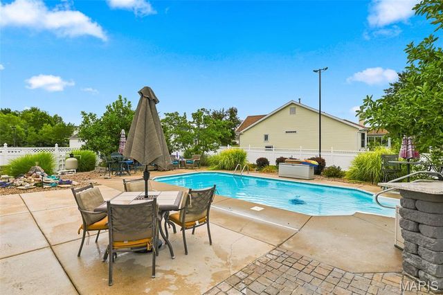 66 N Hillview Drive, St Peters, MO 63376