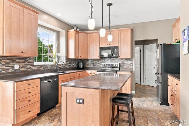 66 N Hillview Drive, St Peters, MO 63376