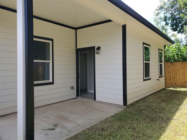 105 S Algeria Street, Texas City, TX 77591