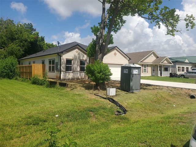 105 S Algeria Street, Texas City, TX 77591