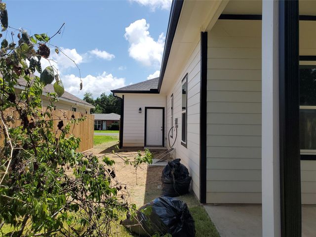 105 S Algeria Street, Texas City, TX 77591