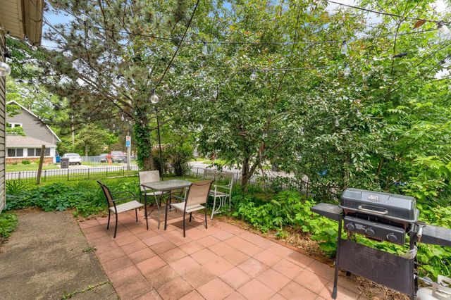 931 40th Place, Des Moines, IA 50312